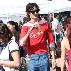 Retro Vibes and Celeb Sightings: Sombr Struts at Studio City Farmers Market