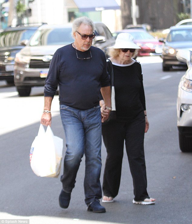 Tom Jones spends quality time with sister Sheila at home in LA before tour