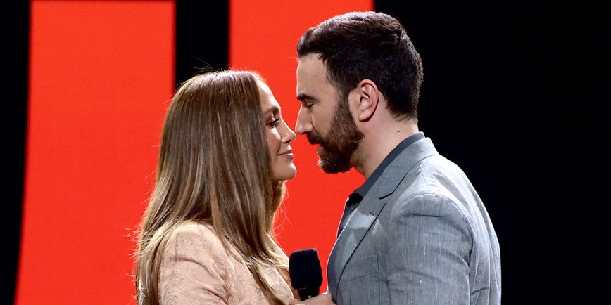 The Real Scoop on Jennifer Lopez and Brett Goldstein's 'Showmance'