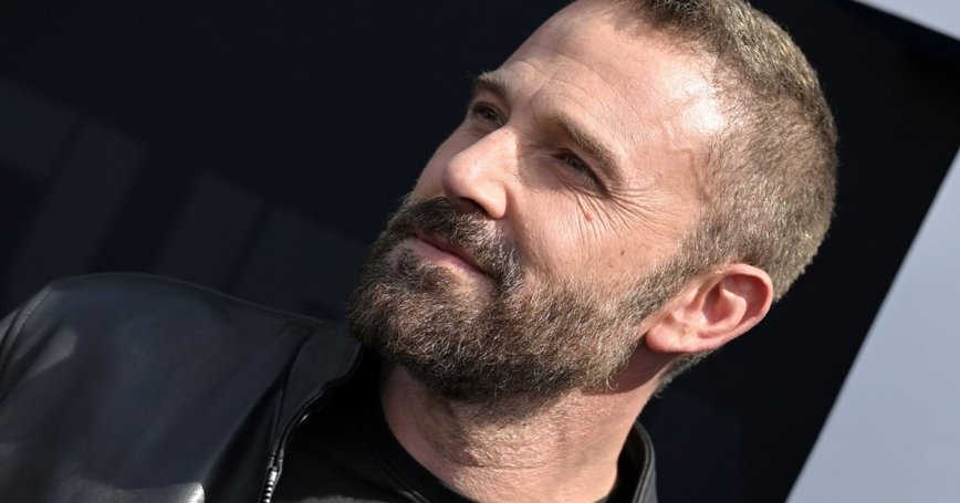 Ben Affleck's Iconic Smoking Saga Continues: Hollywood's Favorite Meme Returns