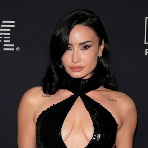 Demi Lovato's Nail Art: Short and Chic Glamour for the LA Scene