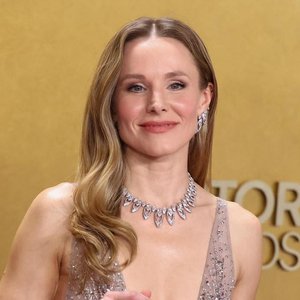 Kristen Bell Shines Solo at 2026 Actor Awards Amid Dax Shepard Drama