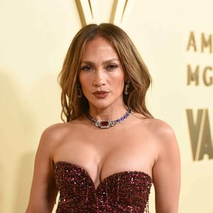 Jennifer Lopez Serves Summer Glam at Wimbledon with Ralph Lauren and a Show-Stopping Sunhat