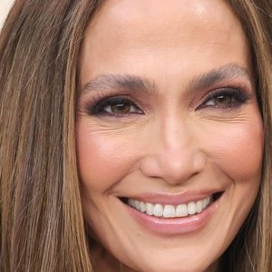Jennifer Lopez Wows the Egyptian Theatre in Glamorous Red Carpet Display
