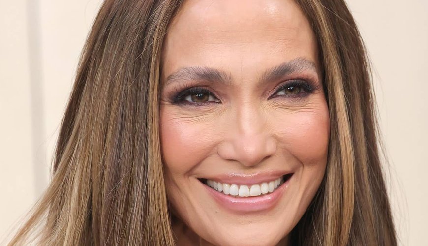 Jennifer Lopez Wows the Egyptian Theatre in Glamorous Red Carpet Display