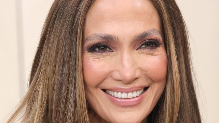 Jennifer Lopez Wows the Egyptian Theatre in Glamorous Red Carpet Display