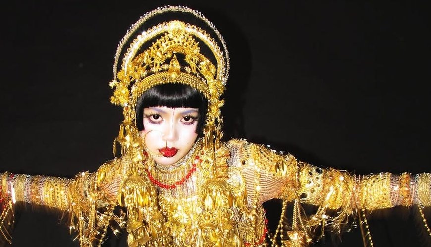 Lisa's Dazzling Halloween Turn as 'Golden Siren' Sets the Internet Aglow