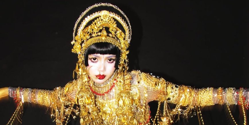 Lisa's Dazzling Halloween Turn as 'Golden Siren' Sets the Internet Aglow