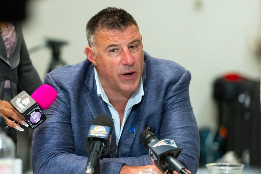 Scandalous Ripple: How Mike Vrabel and Dianna Russini's Drama Might Rock the Patriots' 2026 Kickoff