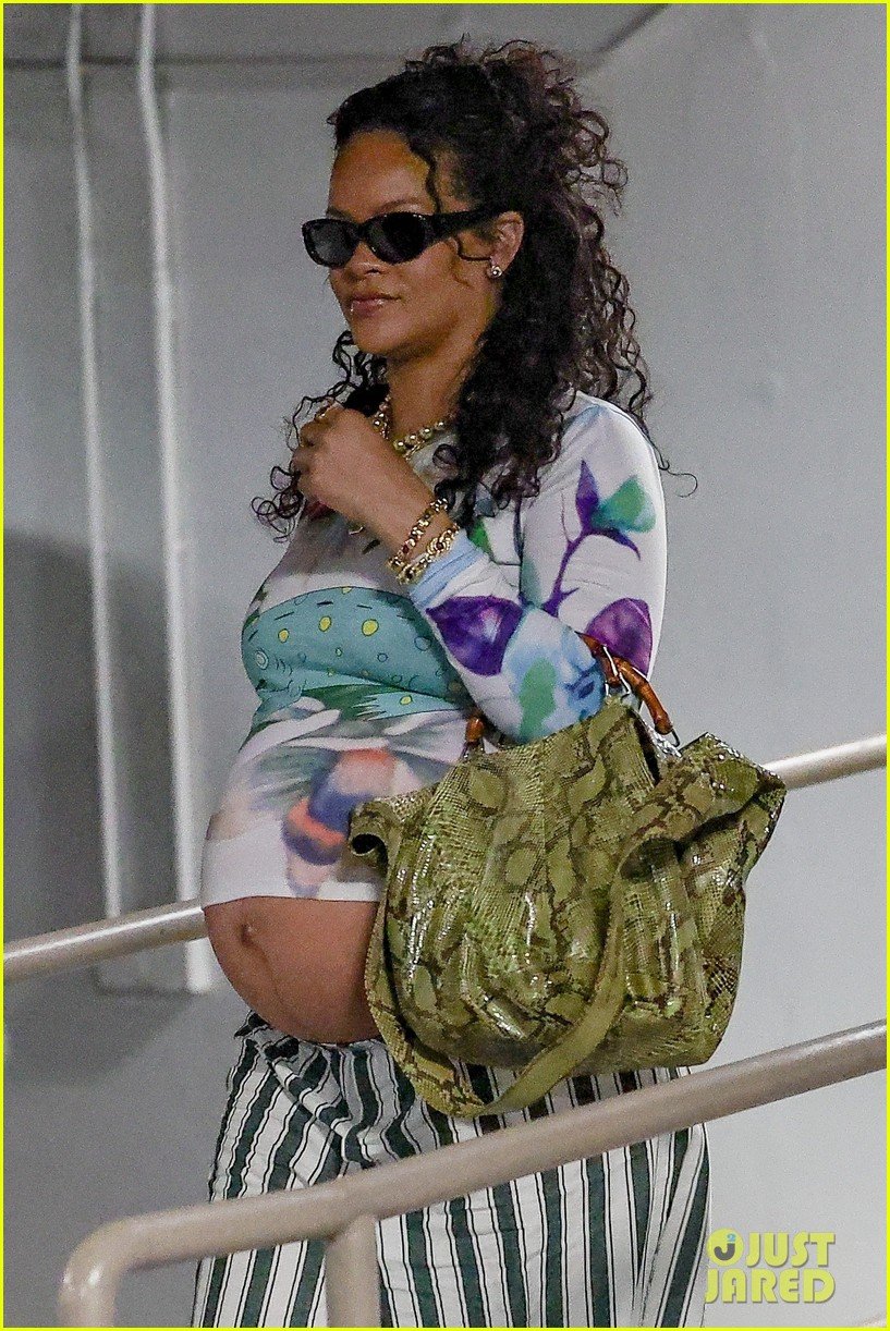 Pregnant Rihanna Lets Baby Bump