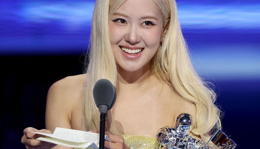 Rosé Shines in SoCal-Inspired Glam at the 2025 MTV VMAs with a Pop-Star Color Pop