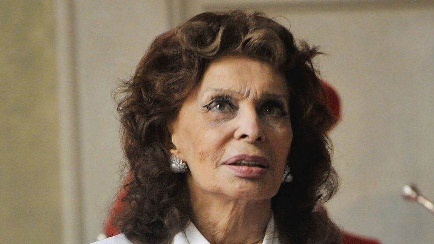 Sophia Loren at 91: Celebrating the Hollywood Queen’s Most Iconic SoCal-Style Looks