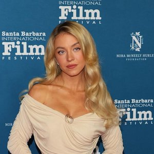 Sydney Sweeney Rocks Old Hollywood Glam in Butter Yellow