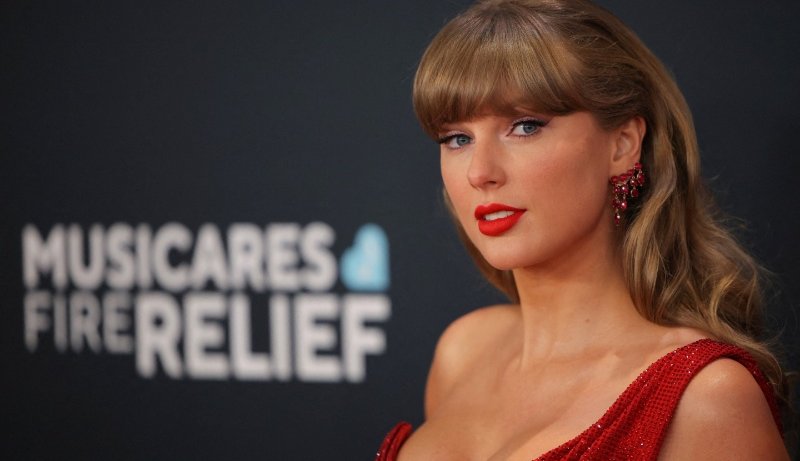 Taylor Swift Drops Bombshell: New Album 'The Life of a Showgirl' Revealed!